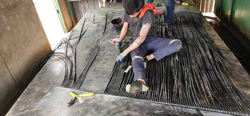 ทีมงานหลังการขายในพื้นที่ของประเทศไทยให้บริการต่อสายพานลำเลียงสายไฟเหล็กสำหรับลูกค้าในเหมือง